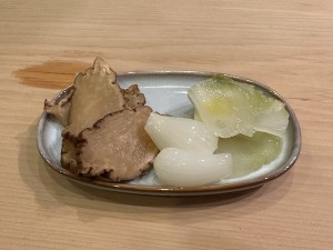 2563018